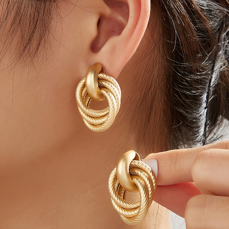 

Fashionable Double-layer Spiral Intertwined With A And Elegant Style, Featuring Hollow Golden Circles, Suitable For Non-pierced Ears.