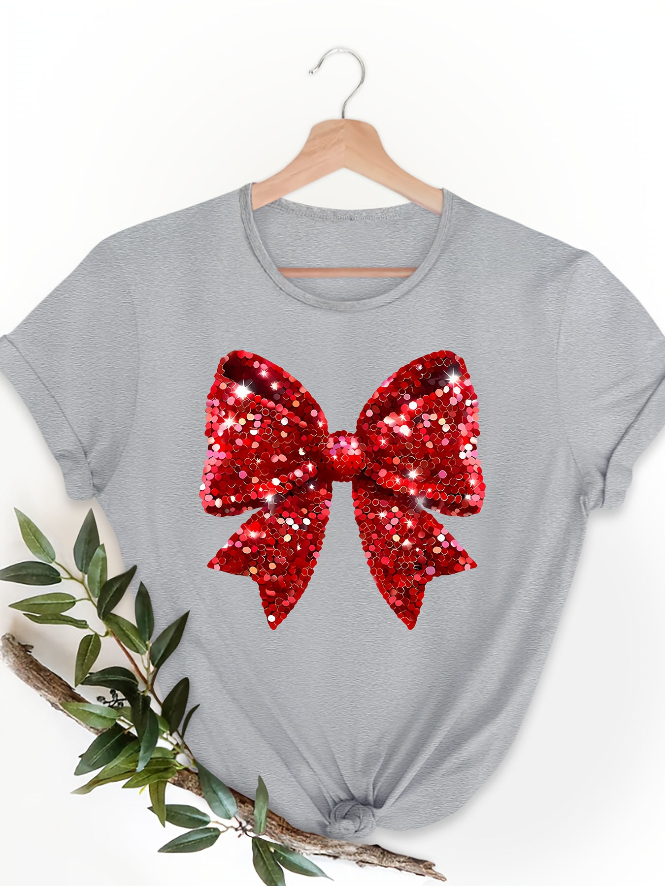 zdjęcie przedmiotu t-shirt z krótkim rękawem z luźnym krojem i wzorem z czerwonych cekinów w kształcie kokardek.
