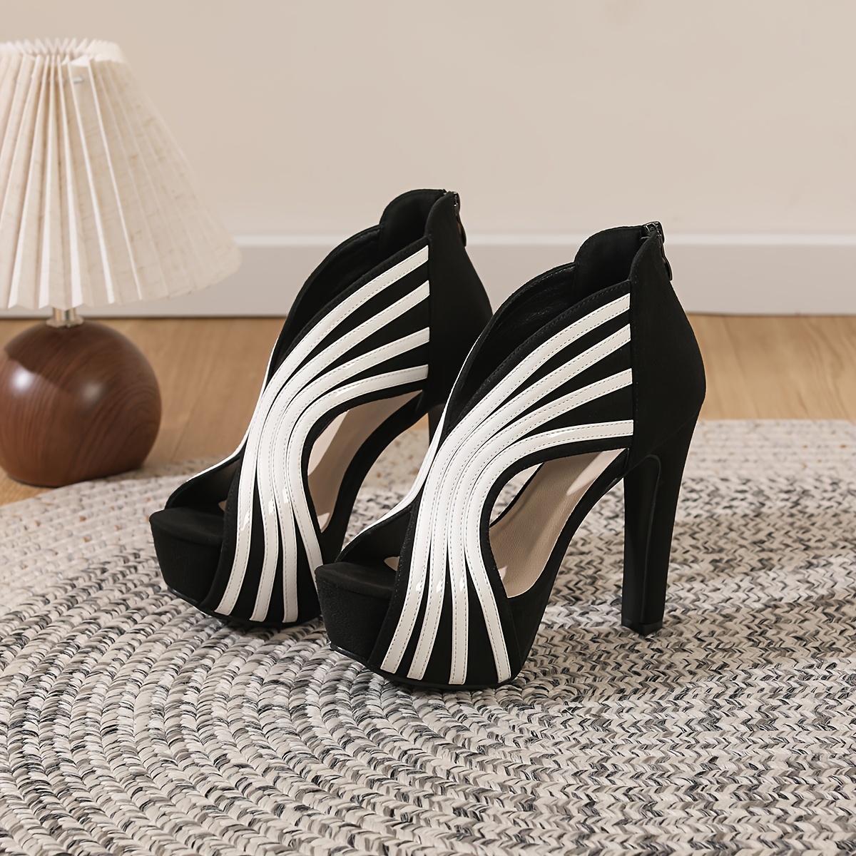 stromlinienförmige high heels mit zuglasche in  -kontrastfarbe, hochwertiger plateau- blockabsatz,   zulaufende schuhe, angesagter stil, einzigartige flache nachtclub-schuhe, modische partysandalen für damen, damenschuhe