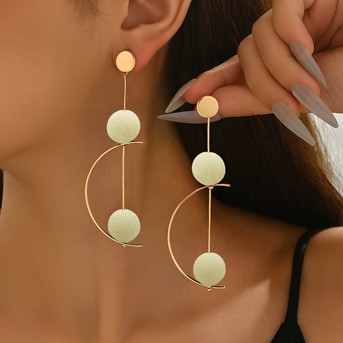 Um Par de Brincos Femininos Modernos com Discos Geométricos 7