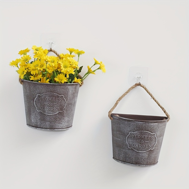 E-shop 2 Stk. Rustikale Metall-Wandpflanzgefäße mit geprägtem "BLUMENGARTEN"-Design - Bauernhaus-Stil hängende Töpfe, Grau mit gelben Blumen,