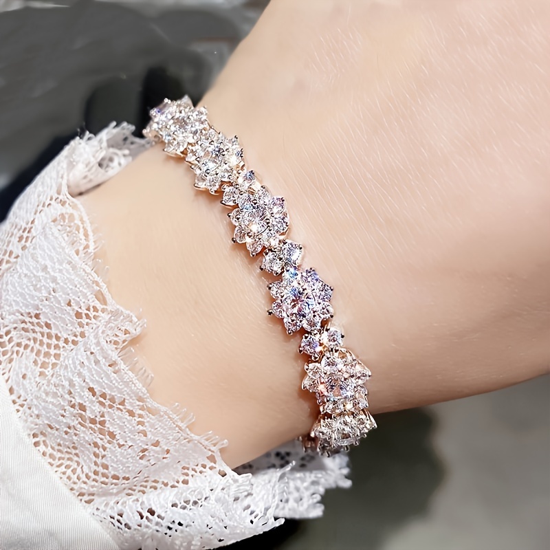 

Elegant And Sparkling Bracelet Made Of Synthetic Zirconia, Featuring A Unique For Fashionable And Sophisticated Women.