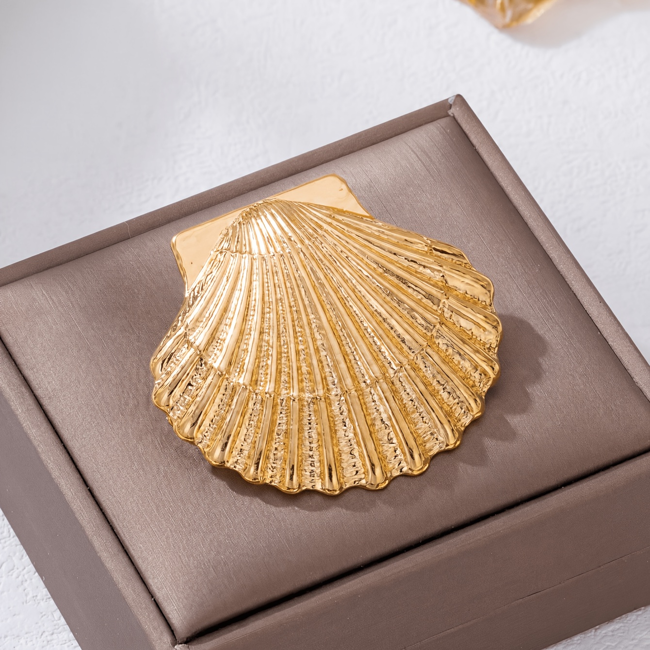 TEMU Broche Transfronterizo con Diseño de Concha Dorada, Capa 3D Retro de Lujo para Mujer, Pin Antideslizante con Hebilla