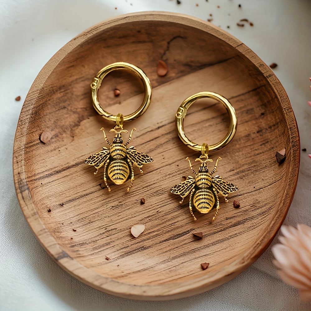 2pcs Bee Boot Charms. Bee Shoe Charms Gothic Boot Additions Suitable For All Kinds Of Shoes. Bag. Key Chain Decoration Gifts For , Without Battery