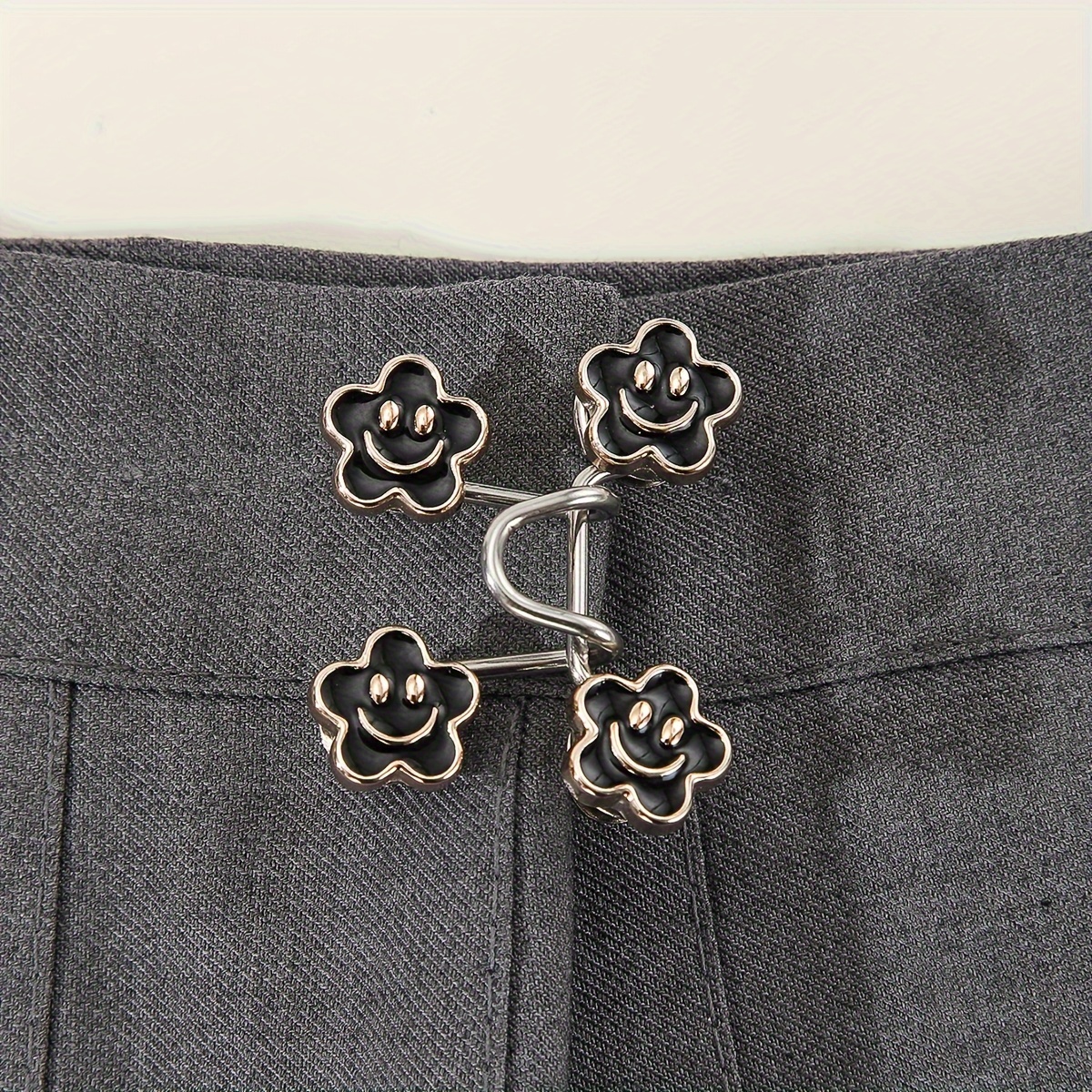 A Pair of Women'S White Floral Metal Fashion Decorative Waist Buttons, Adjustable And Removable, Perfect for Summer to Prevent Wardrobe Malfunctions, Suitable for Casual Wear And Gift Giving.