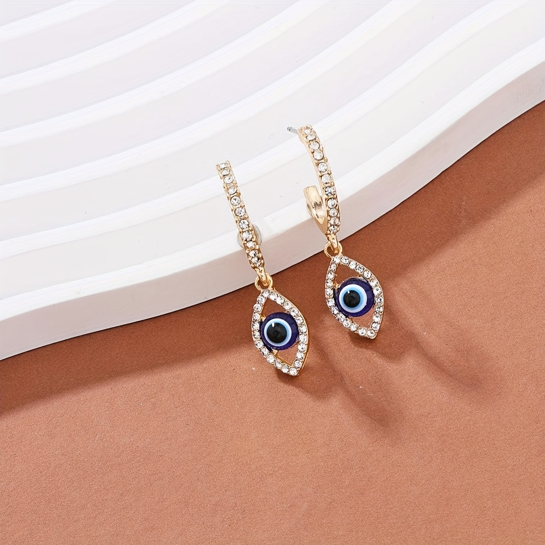 E-shop Ein Paar modische Damen-Ohrringe im Vintage-Bohemian-Stil mit Evil-Eye-Anhänger C-förmigen Steckern, geeignet für den täglichen Casual-Look,