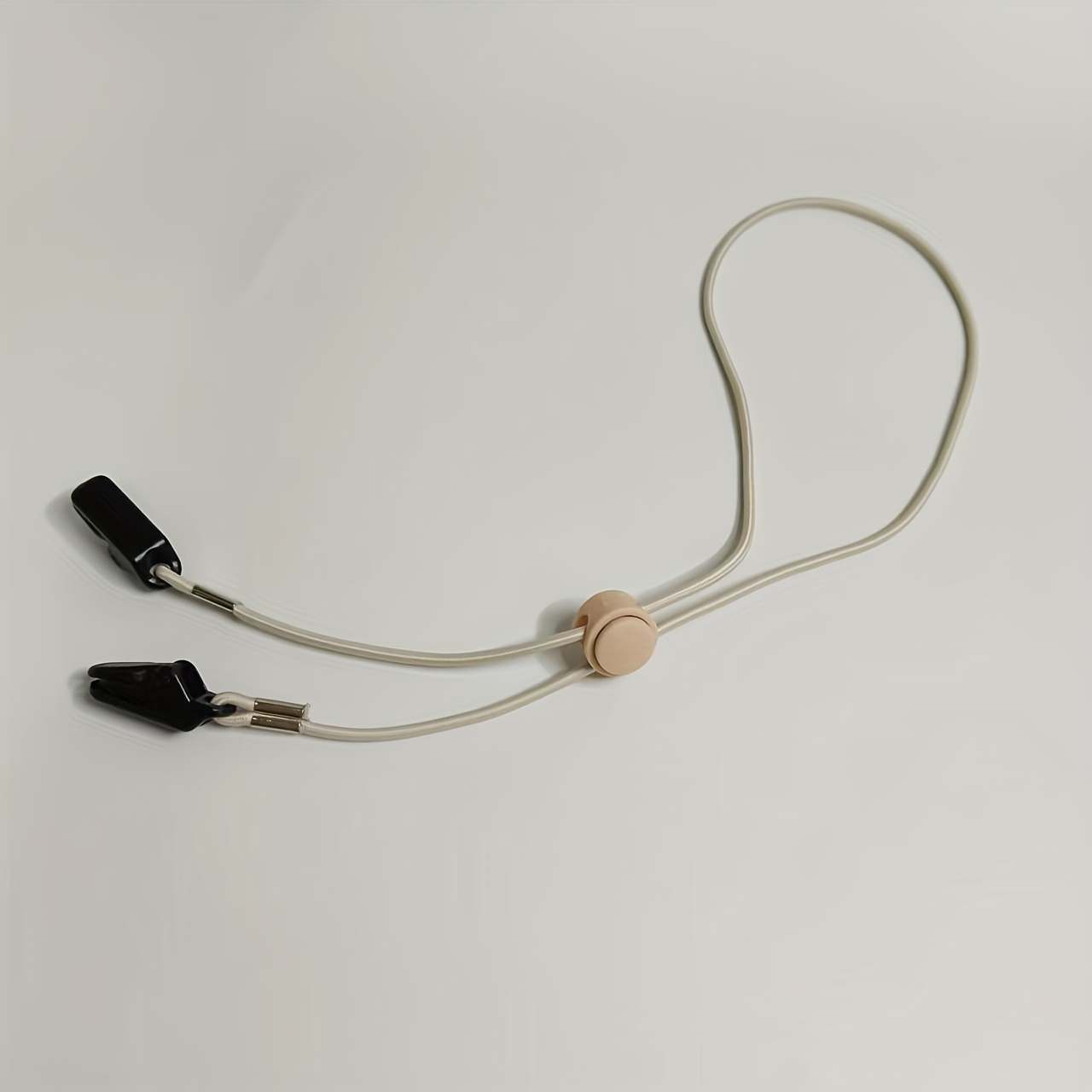 Image of Adjustable Hat Clips With Elastic Cords - Black Clips, Suitable For Outdoor Activities, Golf, Fishing, And Boating, Designed To Prevent Loss Of Hats And Gloves. Adjustable Length For A