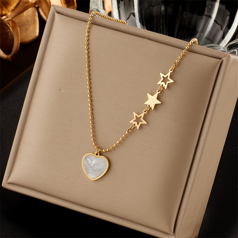 

pendentif en inoxydable de , des en de cœur et d', accents en synthétique, un et des de cadeaux