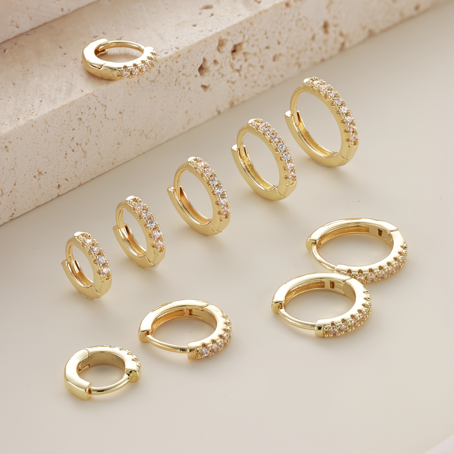 E-shop 5 Paar kleine CZ Hoop Ohrringe für Damen, Huggie Hoop Ohrringe für Knorpel Helix Tragus in und Weiß vergoldenet, winzige Cubic Zirconia Hoop