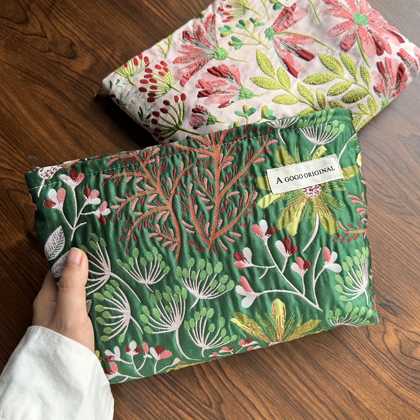 

Vibrant Floral Textured Cosmetic Pouch: Perfect For Travel And Organizing Your Beauty Essentials