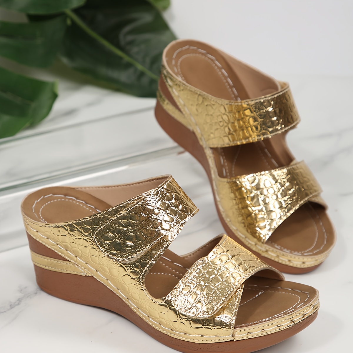 TEMU Sandales compensées d'été à motif crocodile doré, mules pour femmes, pantoufles d'extérieur à semelle épaisse , sandales polyvalentes