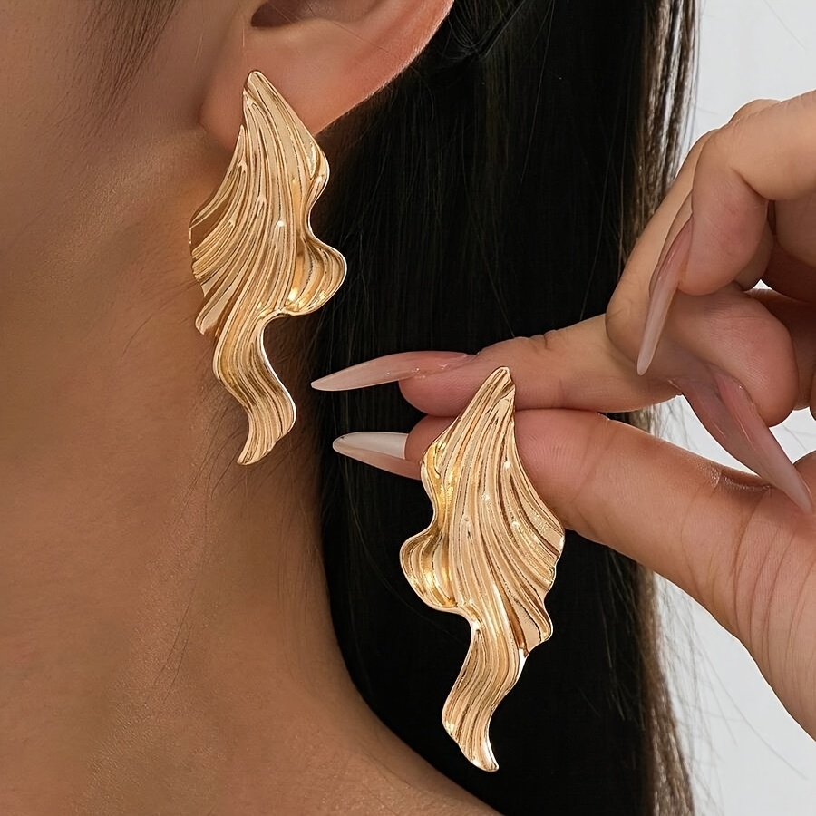 E-shop Ein Paar elegante, unregelmäßig strukturierte, blattförmige Ohrringe, minimalistische, glänzende geometrische Ohrringe, geeignet für den