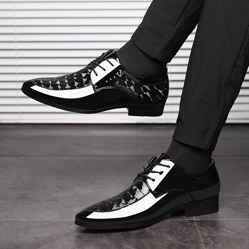 Nouvelles chaussures habillées pour hommes, chaussures élégantes et brillantes pour hommes, grandes tailles, moccasins décontractés, cadeau pour hommes, chaussures confortables pour hommes, chaussures habillées de style business pour hommes, version coréenne, chaussures populaires britanniques pour hommes, chaussures noires pour hommes