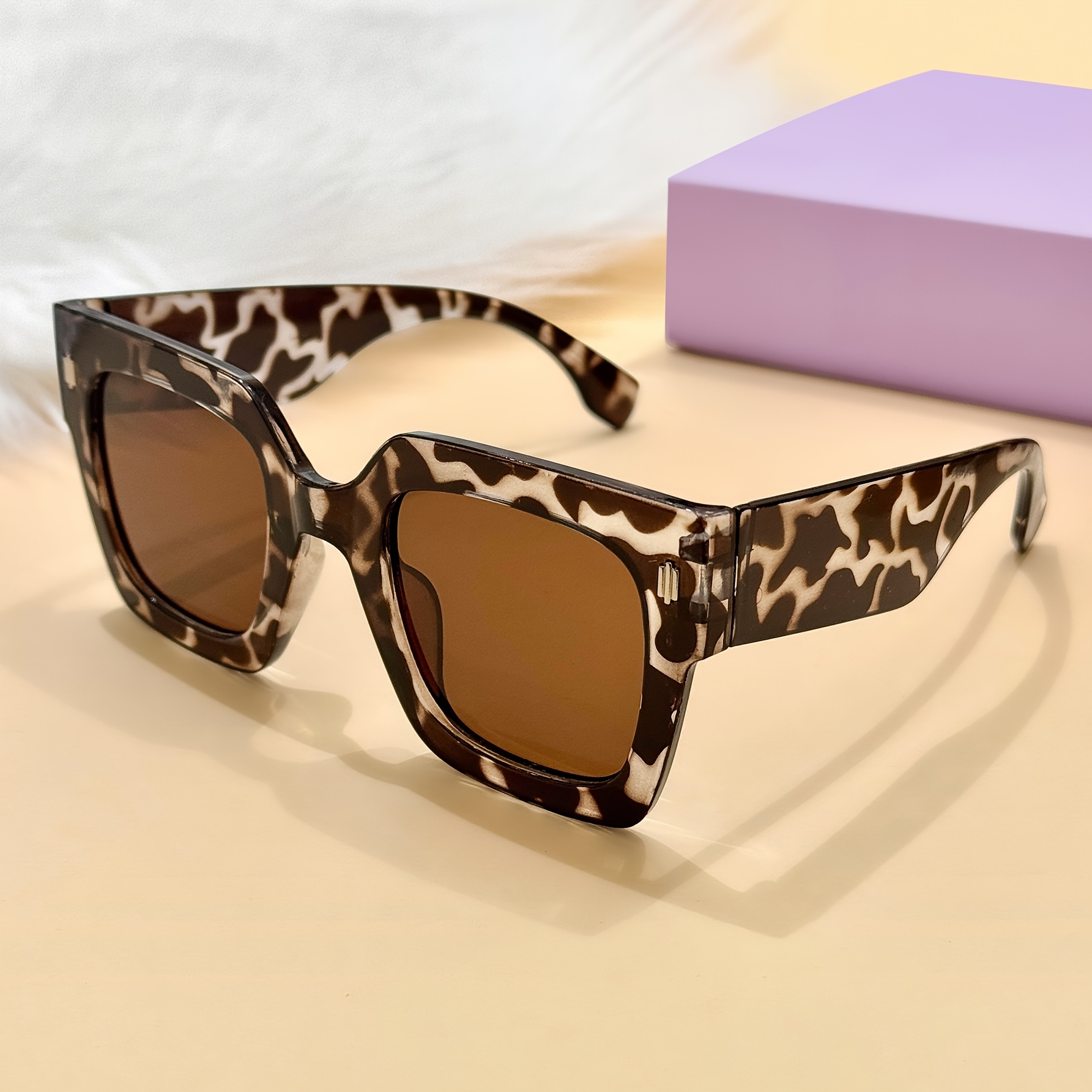 Image of 1pc Classic Frame Fashion Glasses, Chunky Flattering To Face Shape, For Comfortable Wear, Stylish Women's Fashion Glasses, Suitable For Holiday Gifts, Fashionable Outfits, Beach Vacations