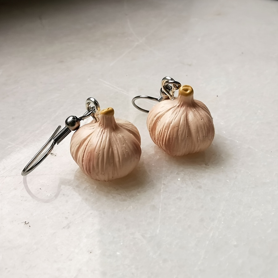 

1 Pair Of Novelty Garlic Clove Earrings, Resin Vegetable Dangle Earrings, Food-themed Jewelry Gift For And Cosplay Accessories