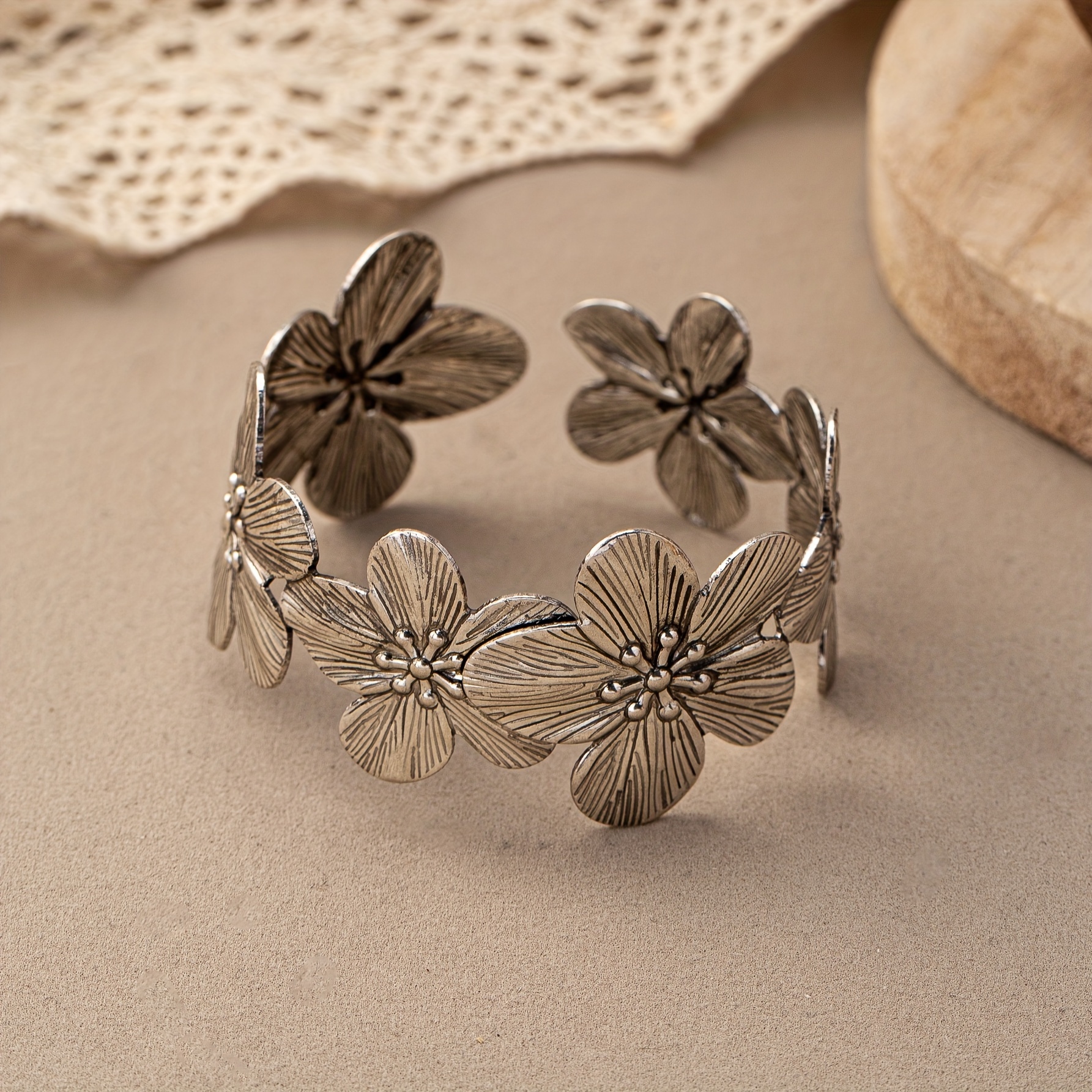 1pc Bohemian Style Fashion Textured Floral Open Bangle, Trendy Women's Temperament