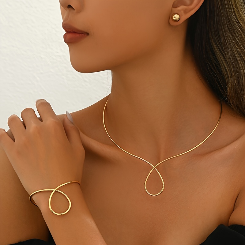 

Ensemble de 4 bijoux en fer de style vintage tribal sexy, avec des boucles d'oreilles géométriques creuses, un bracelet et une chaîne pour femmes, polyvalent pour les quotidiennes et festives.