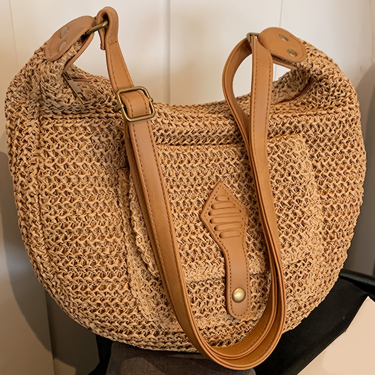 Image of Large-capacity Woven Solid Color Straw Shoulder Bag For Women Is A Versatile And Easy Casual Fashion Crossbody Bag. It Features An Elegant Pastoral