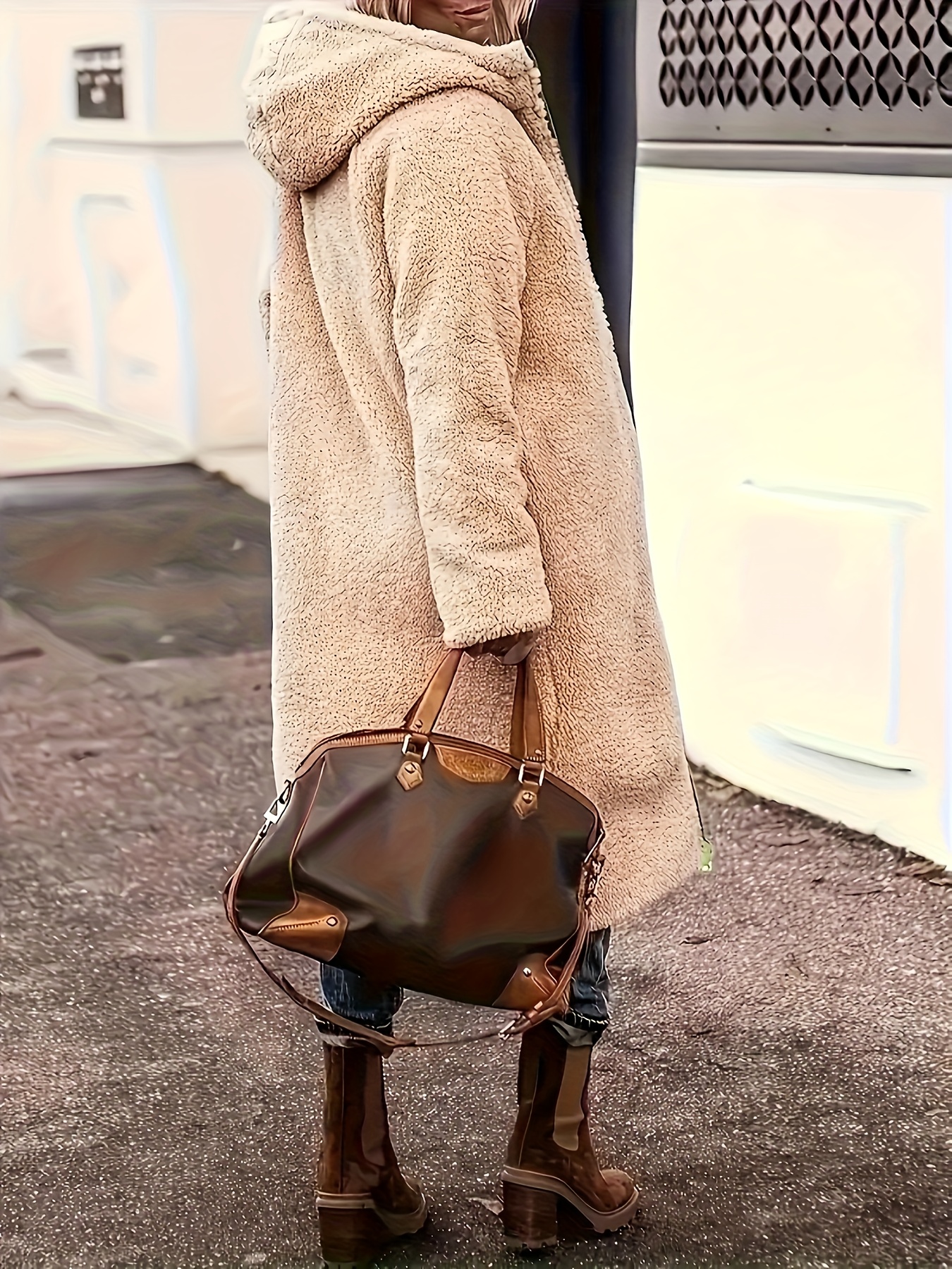Nouveau Veste Réversible à Capuche pour Femmes d'Hiver avec Manches Croisées sur l'Épaule, Mantel Long Décontracté de Rue Extérieur pour Automne et Hiver, Trenchs D'hiver pour Femme, Blouson Élégant en Fourrure Synthétique Doublée Polaire Chaude - Style Urbain Contemporain