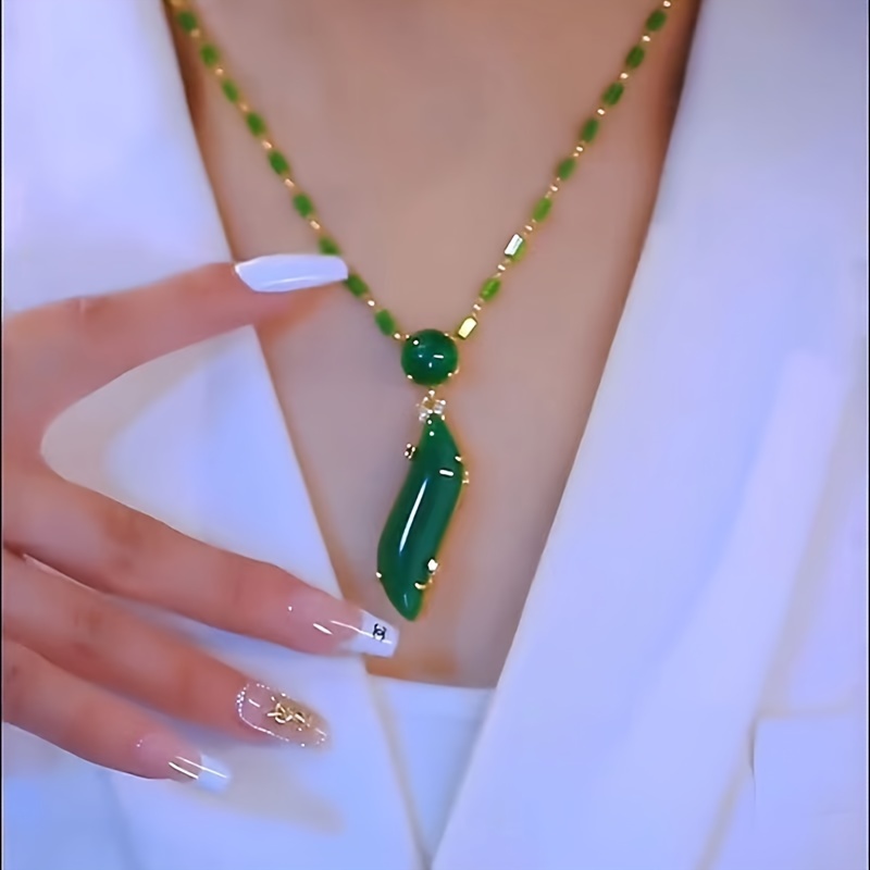 

Elegant Vintage-style Emerald Pendant Necklace - With Golden Accents, Ideal For Weddings & Gift ,