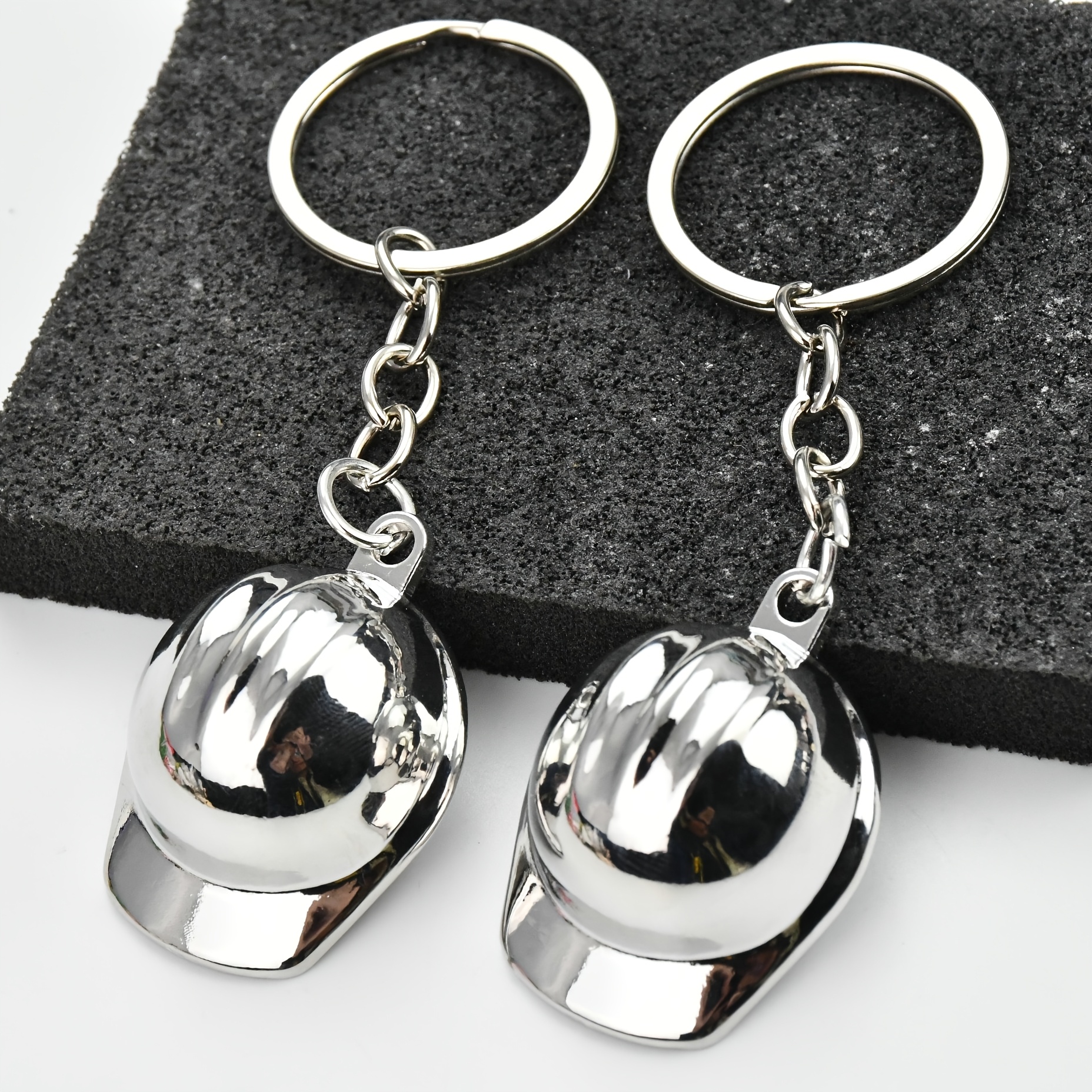 

2pcs Simple Engineering Hat Keychain Fashion Alloy Artificial Car Bag Pendant Holiday Gifts For