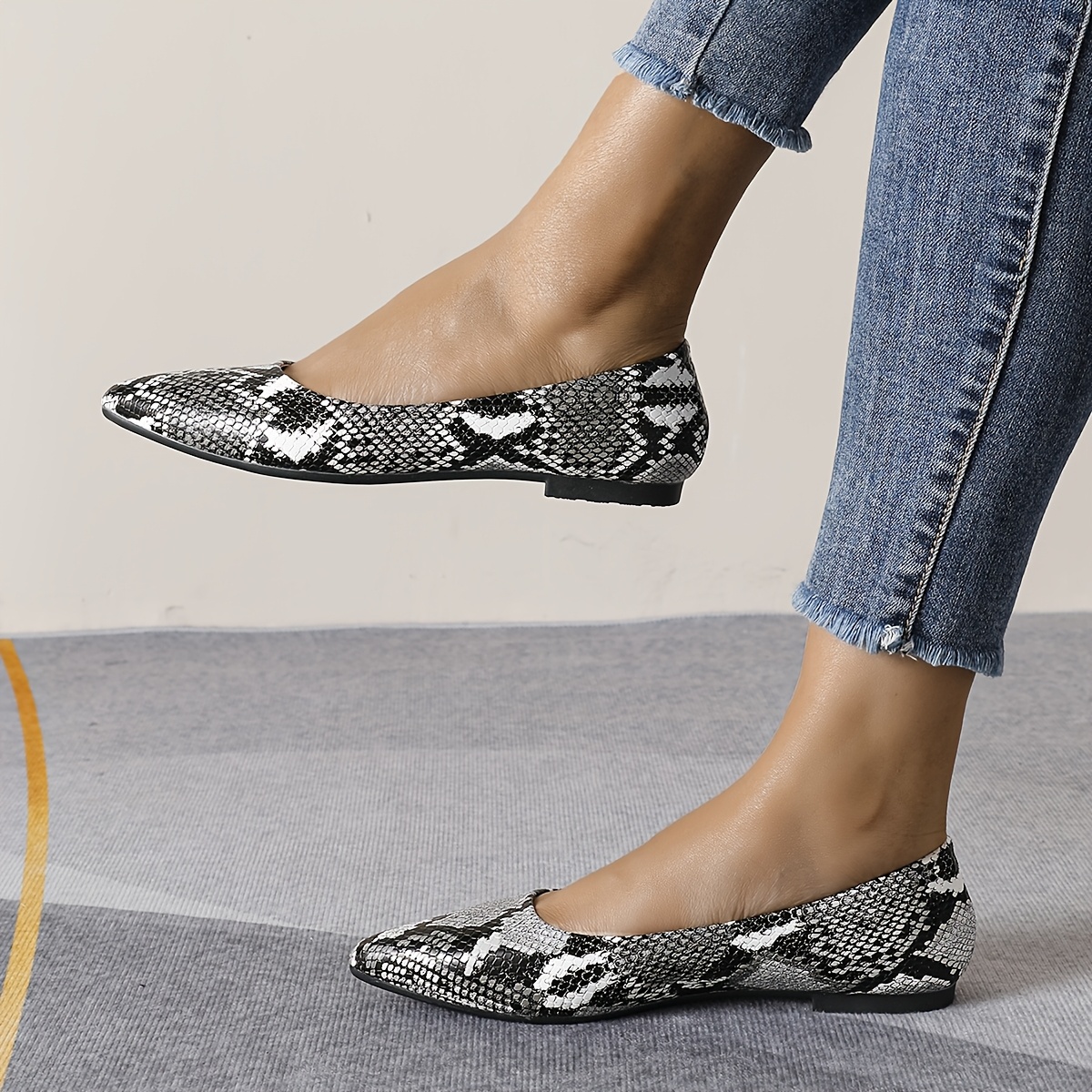 New Pointed Toe Snake Print Fashion Versatile Flat Shoes for Women,  Comfortable Wide Fit Slip-On Shallow Mouth Versatile Women'