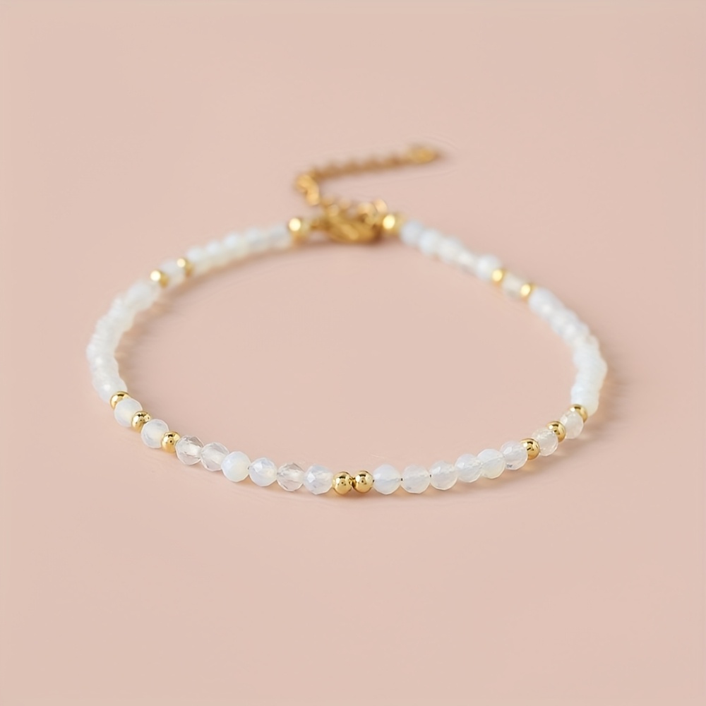 E-shop weißes Mondstein-Armband aus Natursteinen mit eleganten und durchscheinenden Farbtönen, als minimalistisches Geschenk