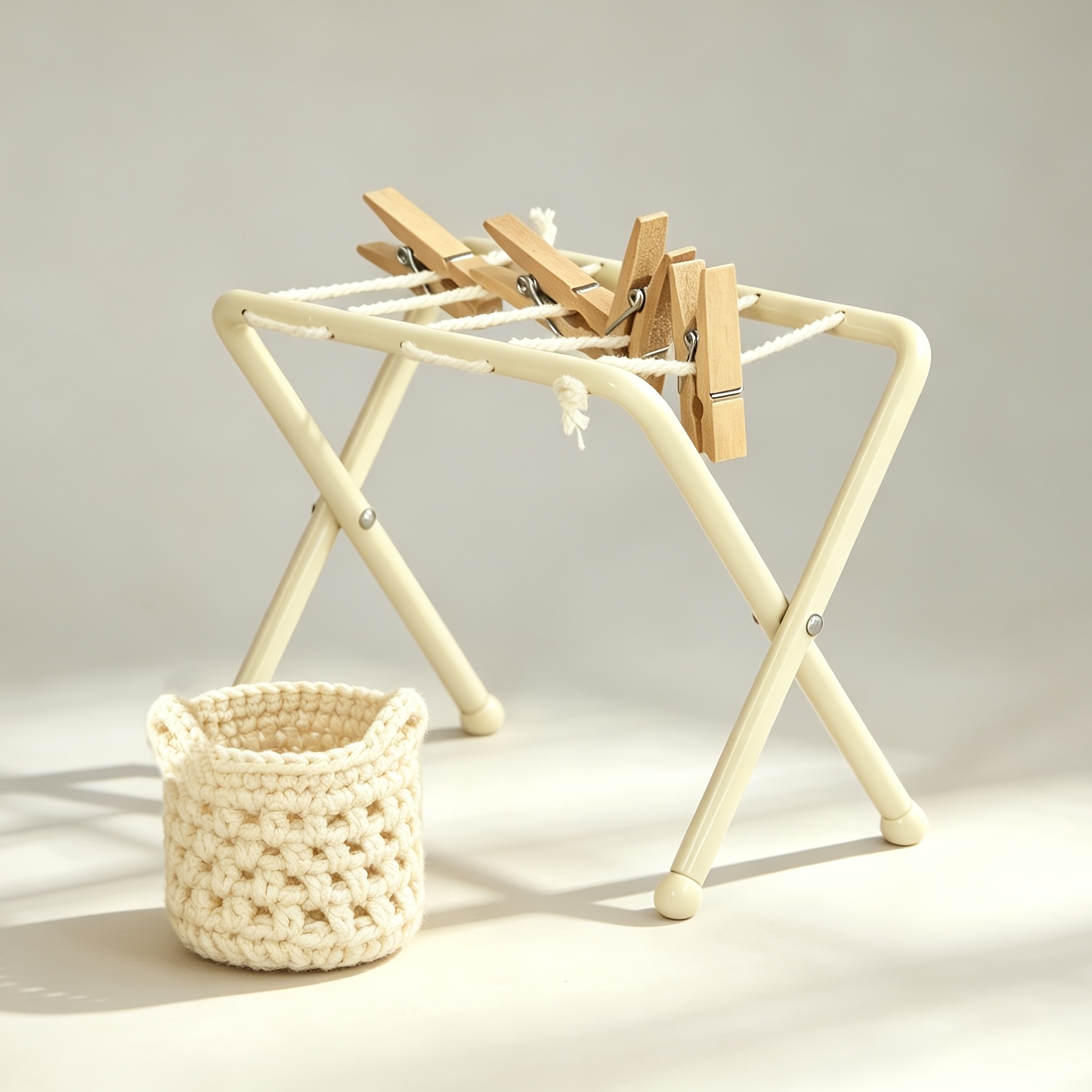 TEMU Porte-vêtements miniaturisé en fer 1:12 avec ensemble de paniers de rangement tricotés à , ou combinaison d'ensemble de 2 paniers de rangement