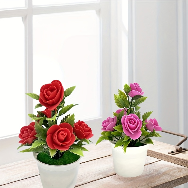 Twee levensechte kunstmatige rozen in pot