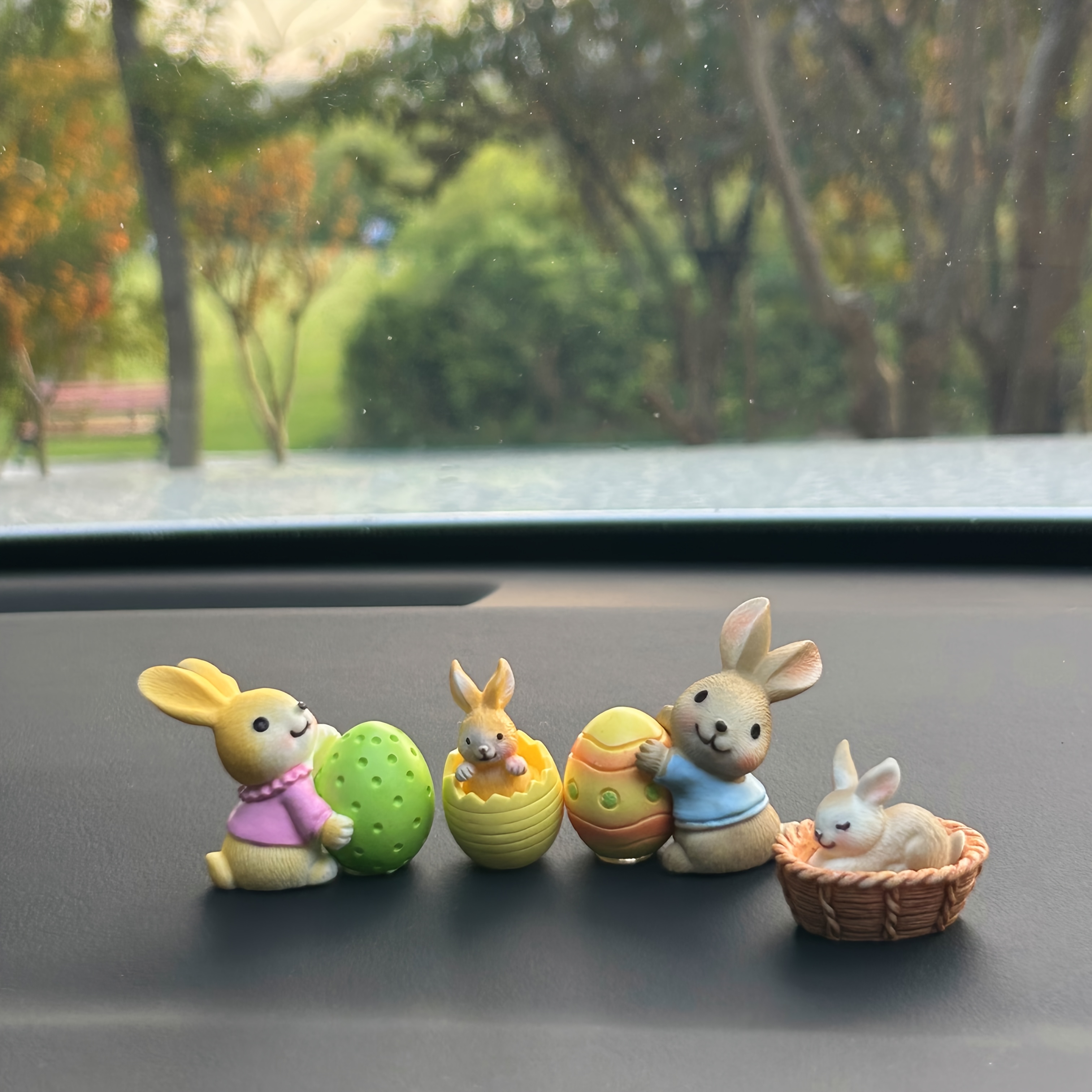 

Cute Easter Bunny Figurines, Decorative Items, Featuring A Family Of 3 Egg-holding Rabbits For Cars, Mini Ornaments For Desks