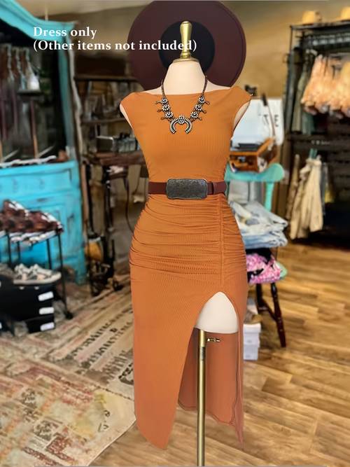 braunes, ärmelloses, unregelmäßig geknöpftes damenkleid mit schlitz und taillenplissé-design im retro- -stil