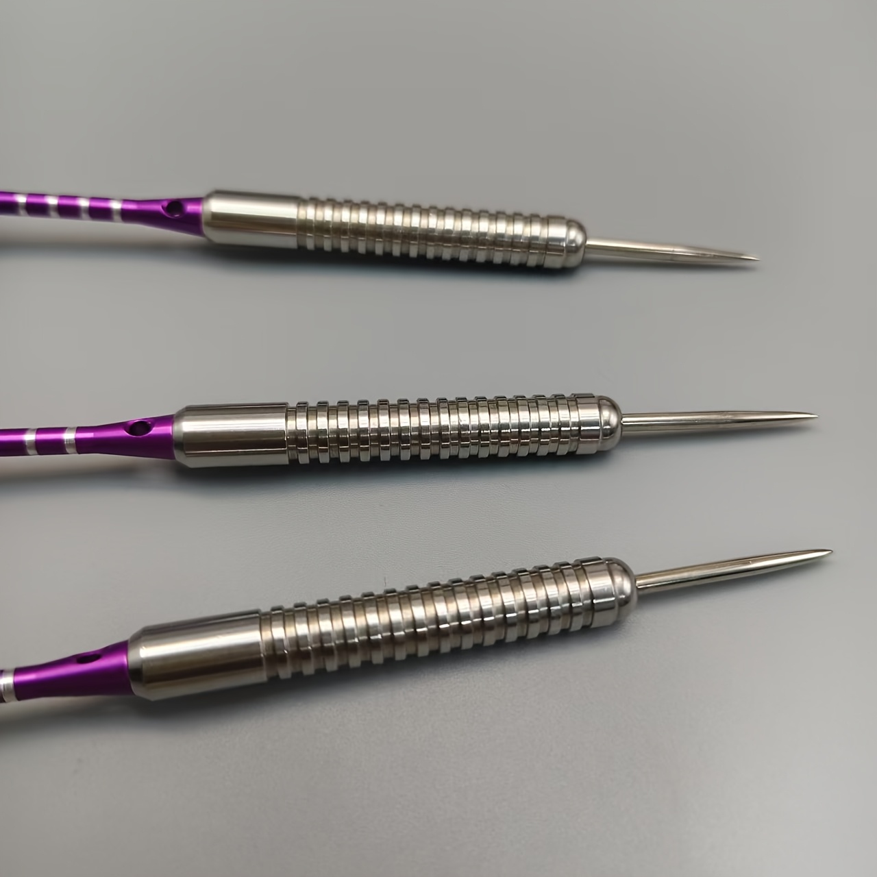 Professionele Dartset met Stalen Punt, met 3 Darts van 21 Gram, Vliegers, Geribbelde Aluminium Schachten, Beschermer/1 stuks IJzeren Doos Set