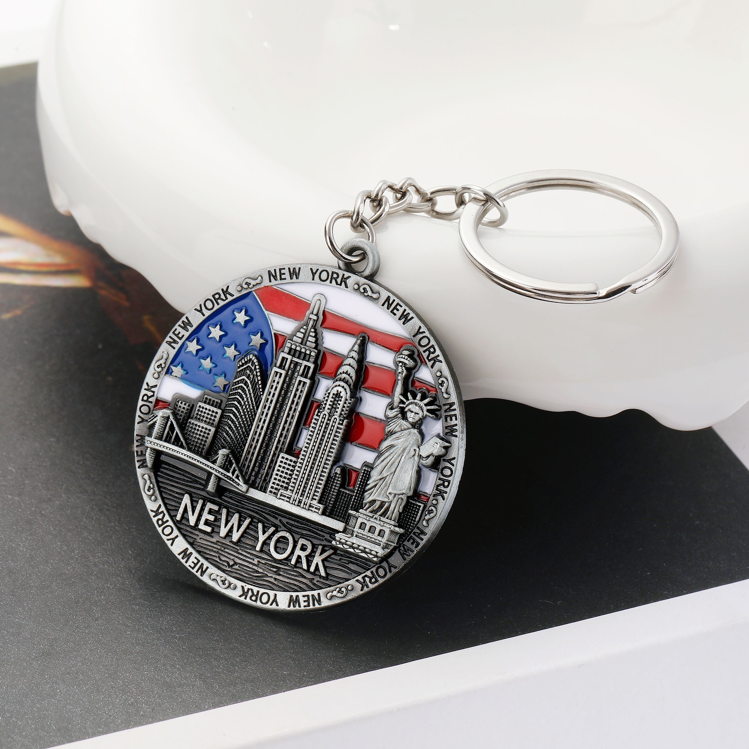 

1pc Stylish Statue Of & American Flag Keychain - Zinc Alloy, Pure Metal, - Perfect Gift For Men