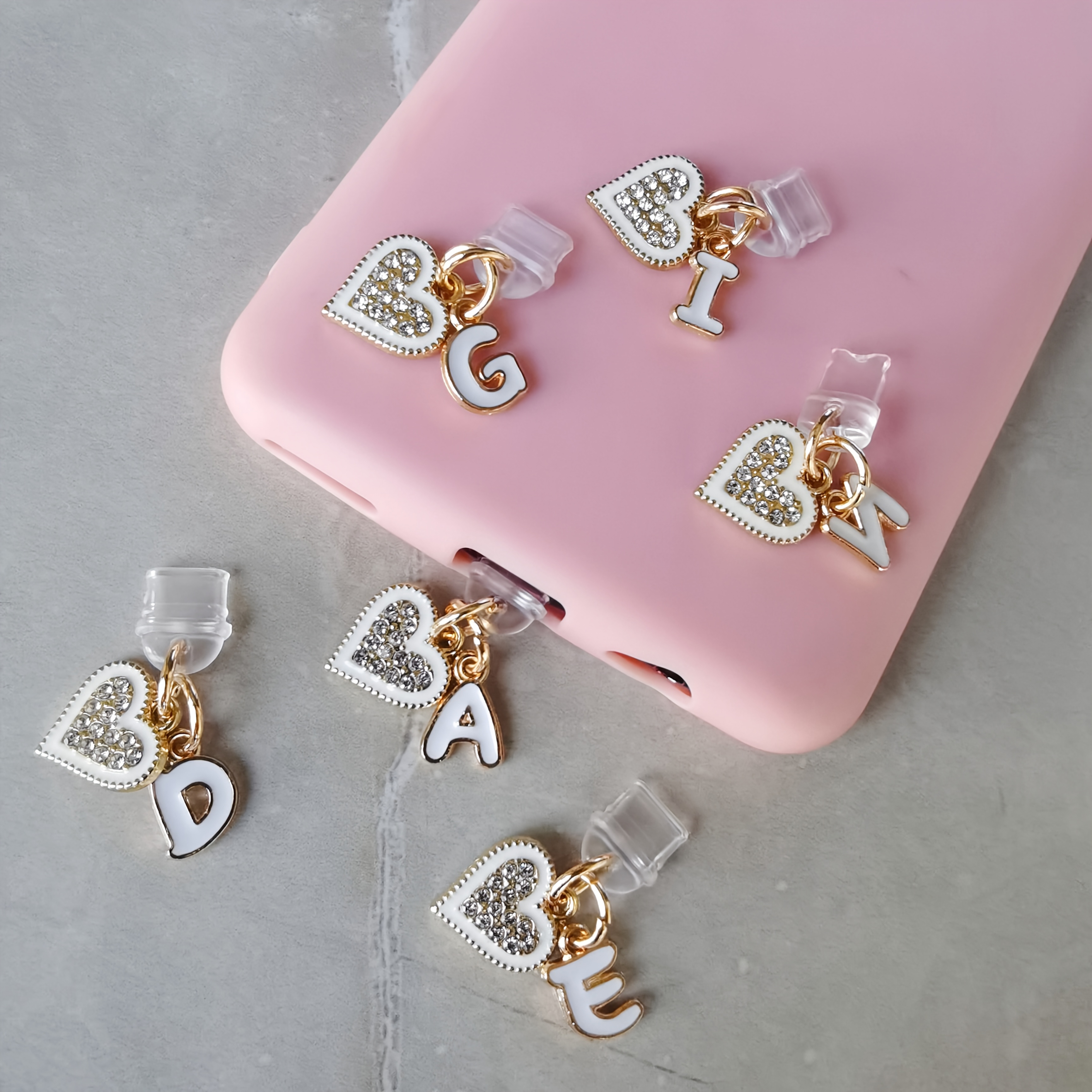 1 Peça Novo Tampão de Poeira Criativo com Diamantes em Formato de Coração e Letra, Acessório para iPhone e Porta Type-C, Presente para Festas e Feriados, Lembrança
