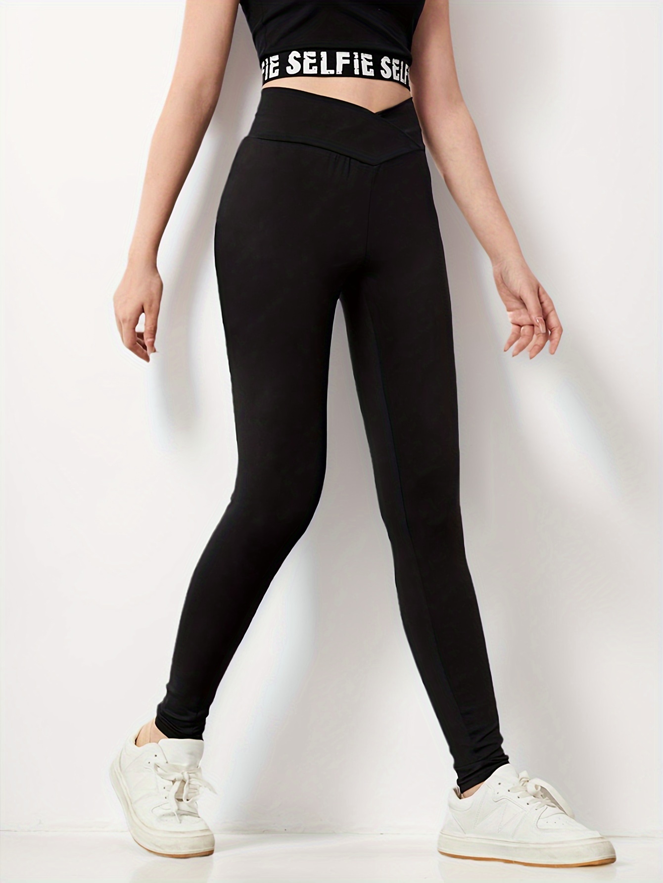 T-shirt à manches courtes pour filles d'été, crop top uni à col rond, élastique avec ourlet fendu - Chine Vêtements de sport et vêtements de yoga prix