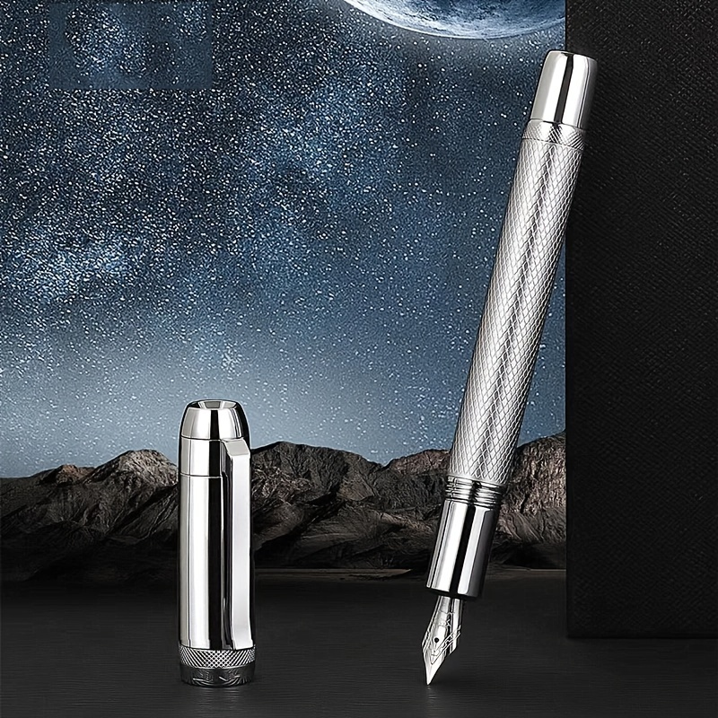 

Jinhao Stylo plume en cuivre avec poignée ergonomique, pointe fine en iridium, capuchon à visser, clip en métal – Stylo à encre de bureau texturé argenté (1 pièce, encre non incluse)