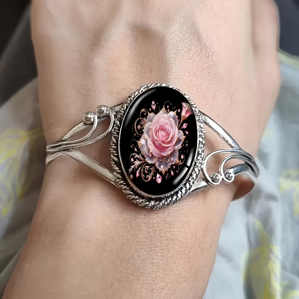 An Oval Bracelet With Roses And Featuring A Floral Pattern, This Elegant Piece Is Perfect For Daily Use Or As A Present