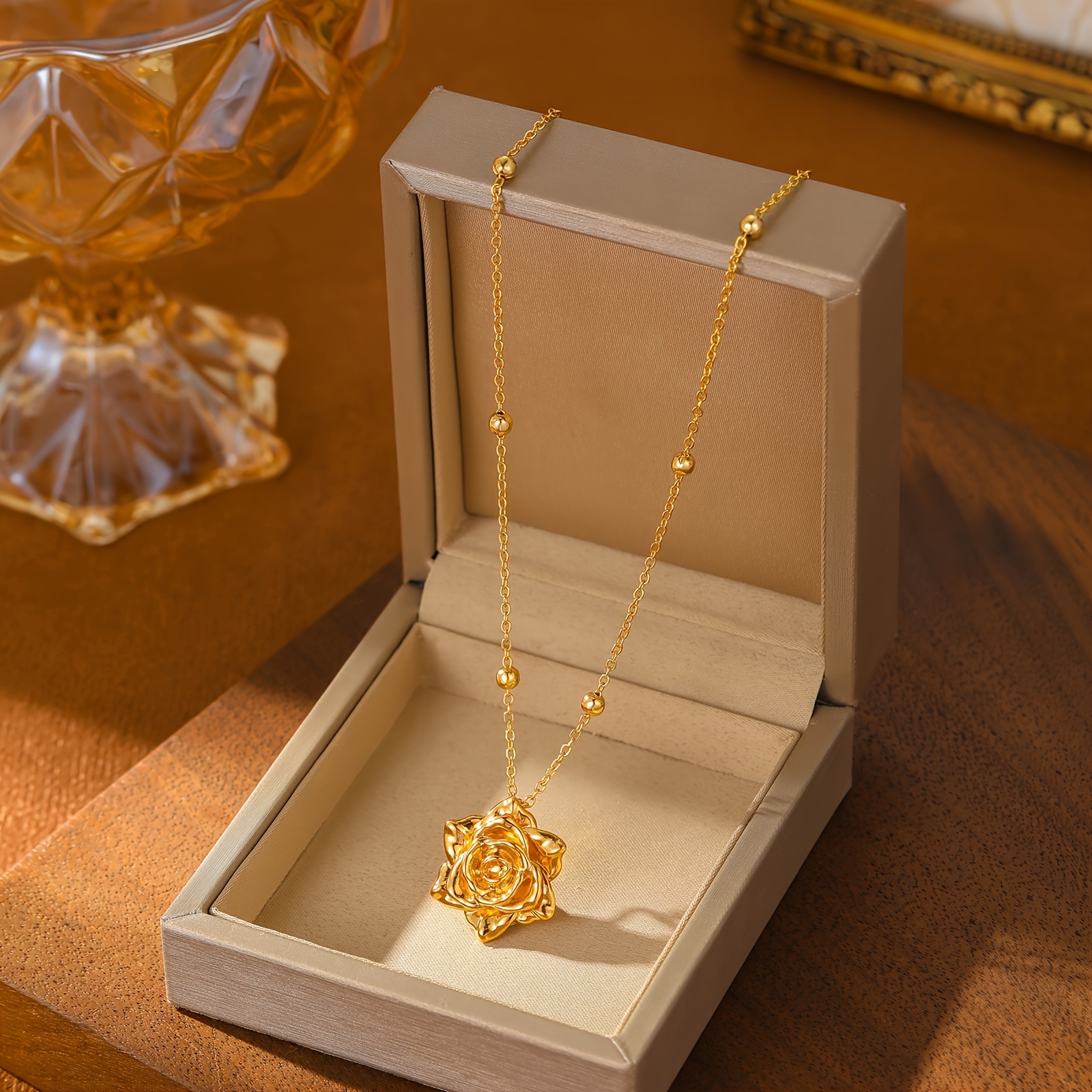 E-shop Eine elegante, klassische französische Rosen-Anhänger-Halskette im Boho-Stil, die Eleganz ausstrahlt, mit einer minimalistischen