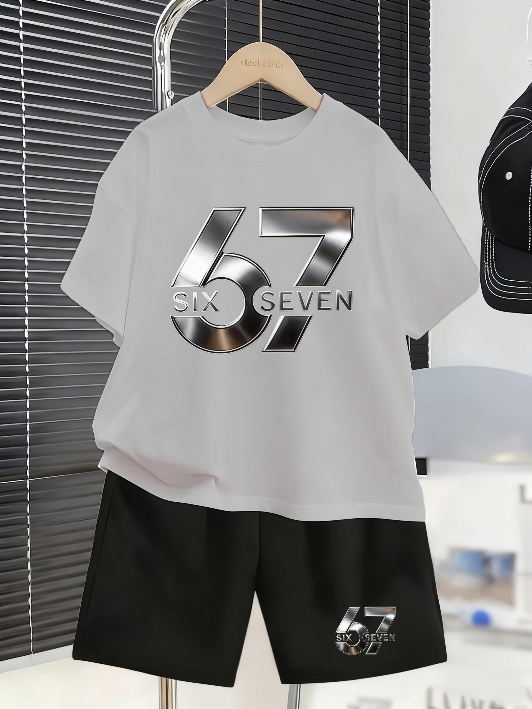 Ensemble 2 pièces pour garçons comprenant un t-shirt à manches courtes et un short, avec un imprimé de lettres '67'. Cette tenue d'été décontractée pour jeunes garçons est élégante et convient au printemps et à l'automne. Elle est parfaite pour un usage quotidien, tendance pour les jeunes, pour l'extérieur.