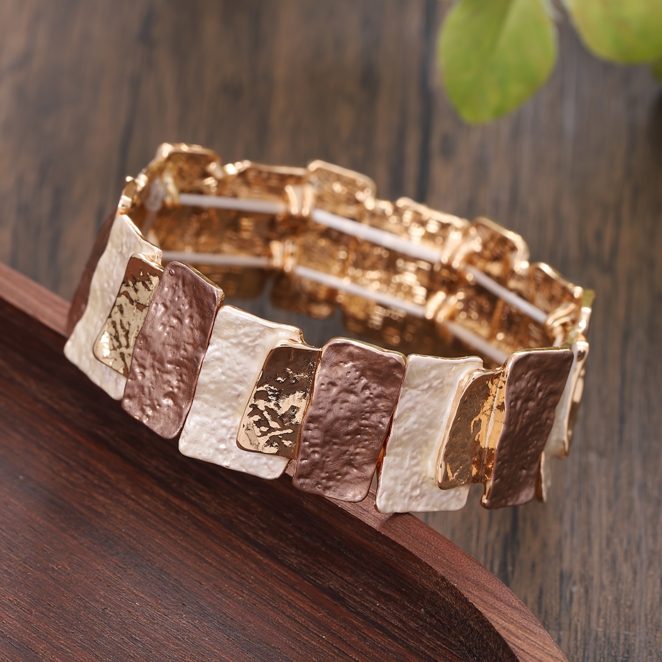 E-shop Ein stilvolles, minimalistisches, geometrisches Patchwork-Elastikarmband für Damen im Boho-Stil, neu für Frühling und Sommer, hergestellt aus