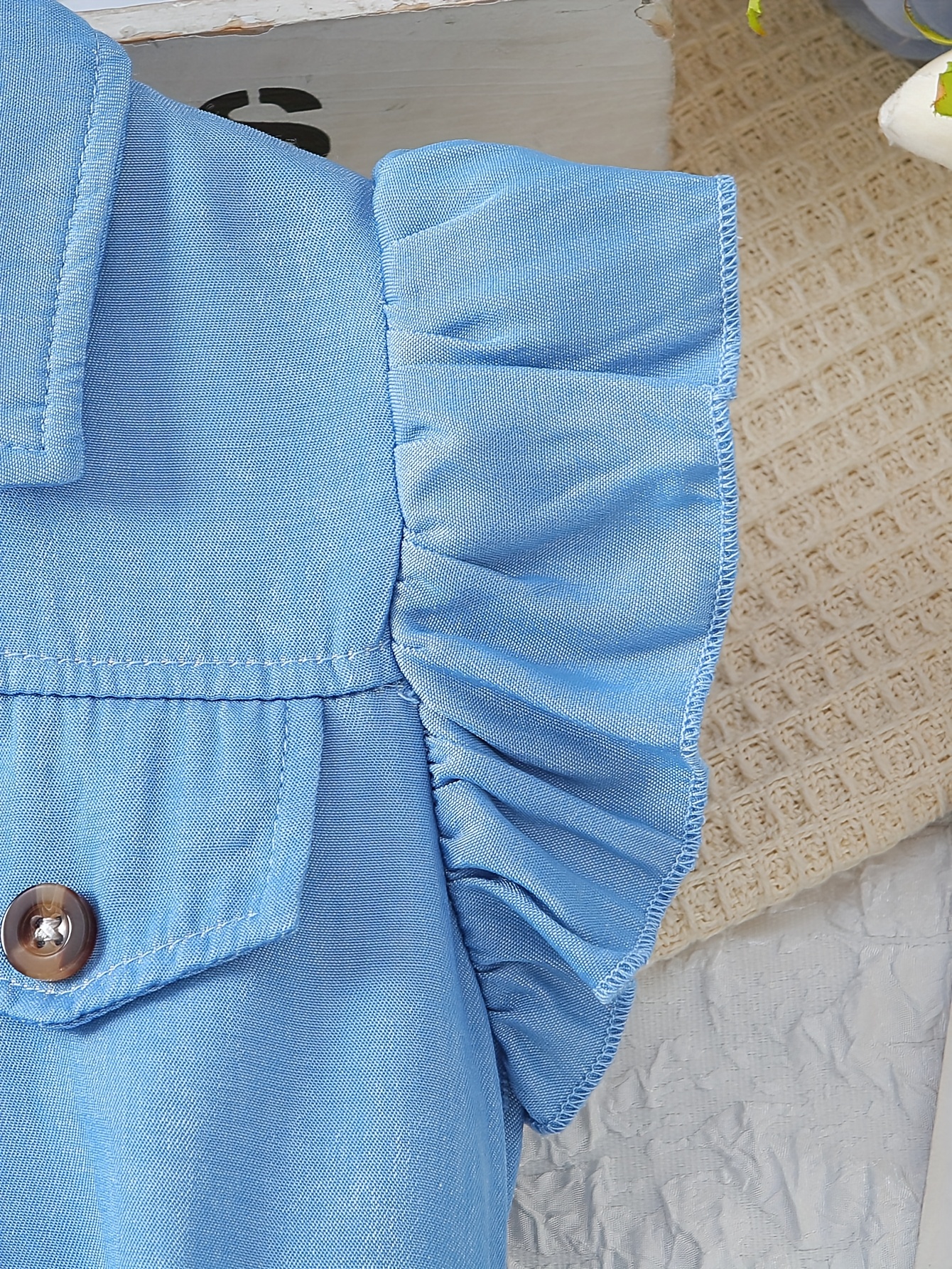 Summer Ice Fiber Fabric Faux Denim Small Flying Sleeve Lapel Shirt Dress + Belt, Shirt Button Placket Design, Irregular And Elegant Skirt, Very Suitable for Summer Outdoor Play, Camping Picnic, Daily Leisure Or Other Occasions