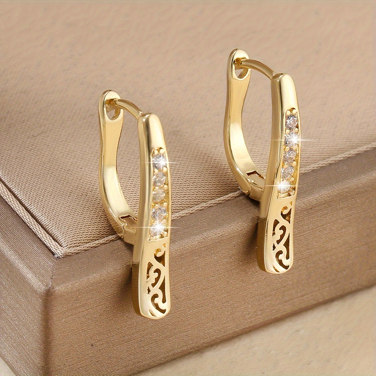 E-shop 1 Paar luxuriöse Temperament Kupfer eingelegte synthetische Zirkonia geometrische quadratische Ohrschmuck Trendiges Design Damen Ohrringe Dating