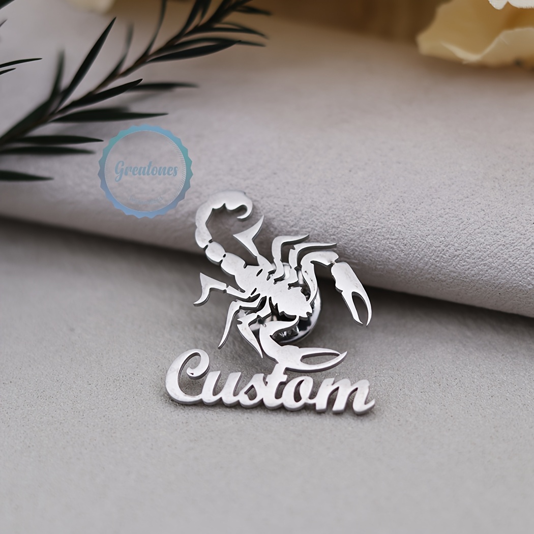 E-shop Personalisierte Skorpion-Brosche mit Namen für Damen und Herren, Edelstahl, Verlobungs-Anstecker, Abzeichen, Namensschild, Schmuck