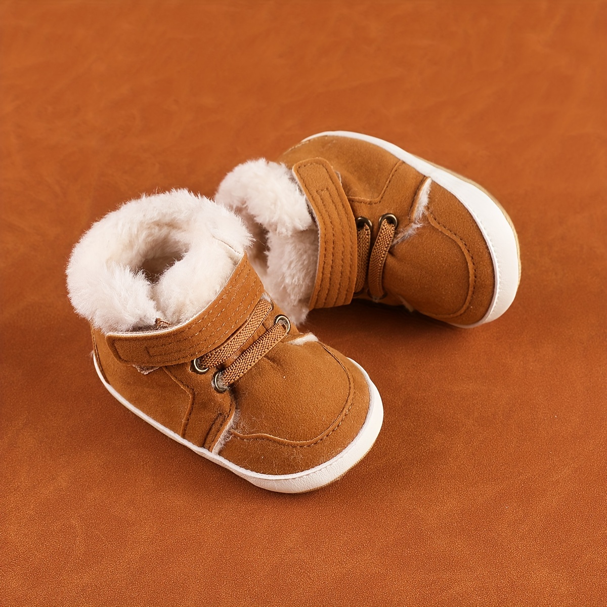 Een paar dikke, met fleece gevoerde laarzen voor jongens en meisjes