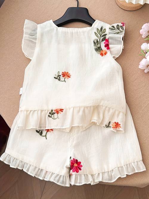 poza articolului set de 2 piese, topuri brodate în stil și pantaloni scurți brodați cu flori, ținută casual de vară pentru fete, ideală pentru exterior