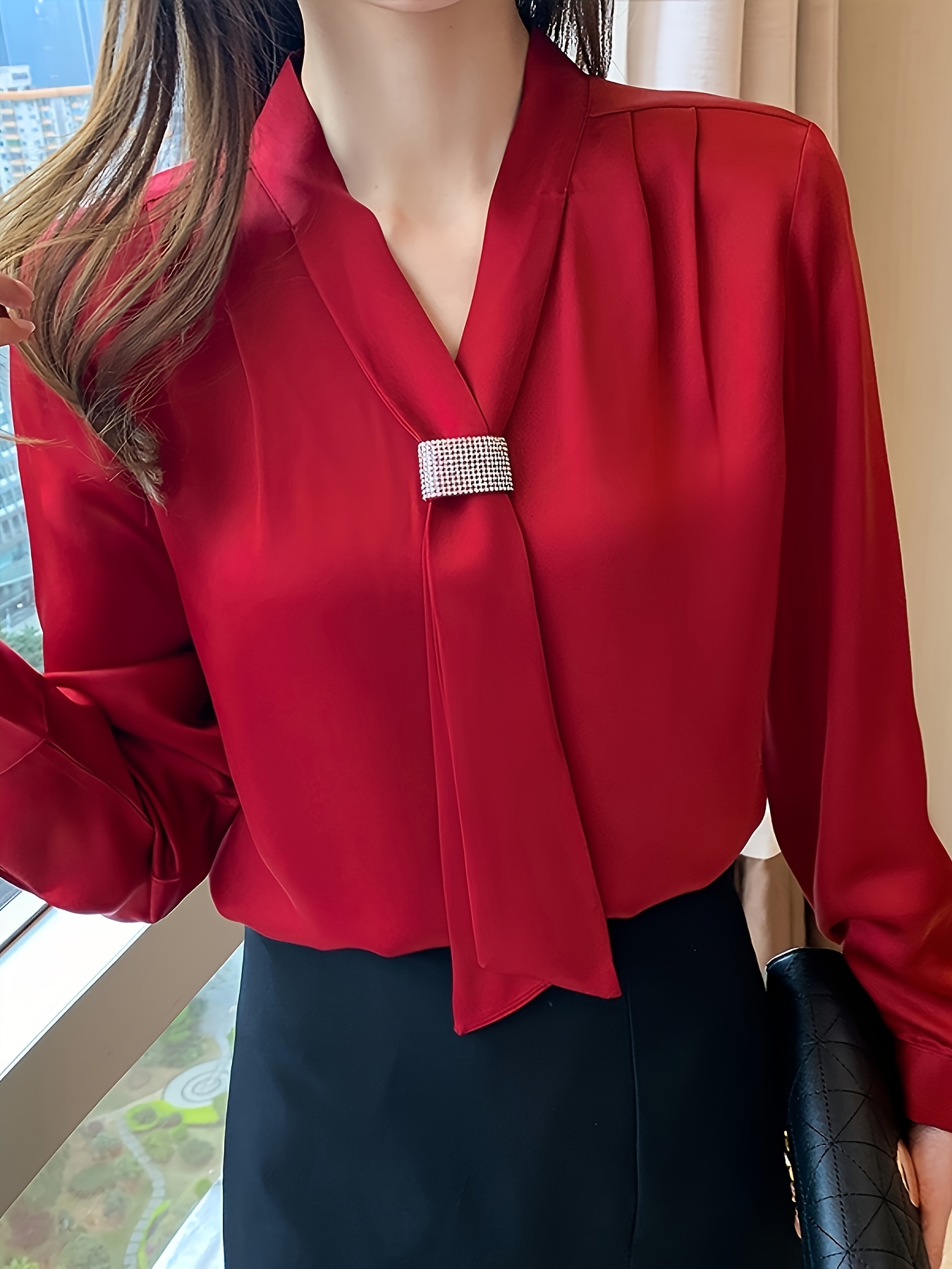 Elegante Blusa de Satén Inspirada en el Medio Oriente para Mujer - Camisa de Manga Larga con Cuello en V y Detalle de Lazo en Color Burdeos Sólido, Lavable a Máquina y Ajuste Sastre para Uso en Todas las Estaciones, Atuendo Formal, Acabado Elegante
