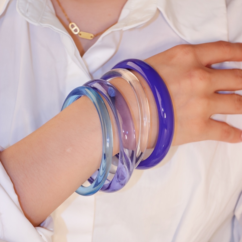4er-Set blau Akryl-Stabarmbänder im Ozean-Design. Elegante und vielseitige Armbänder,   für Damen, für Freizeiturlaube und den  .