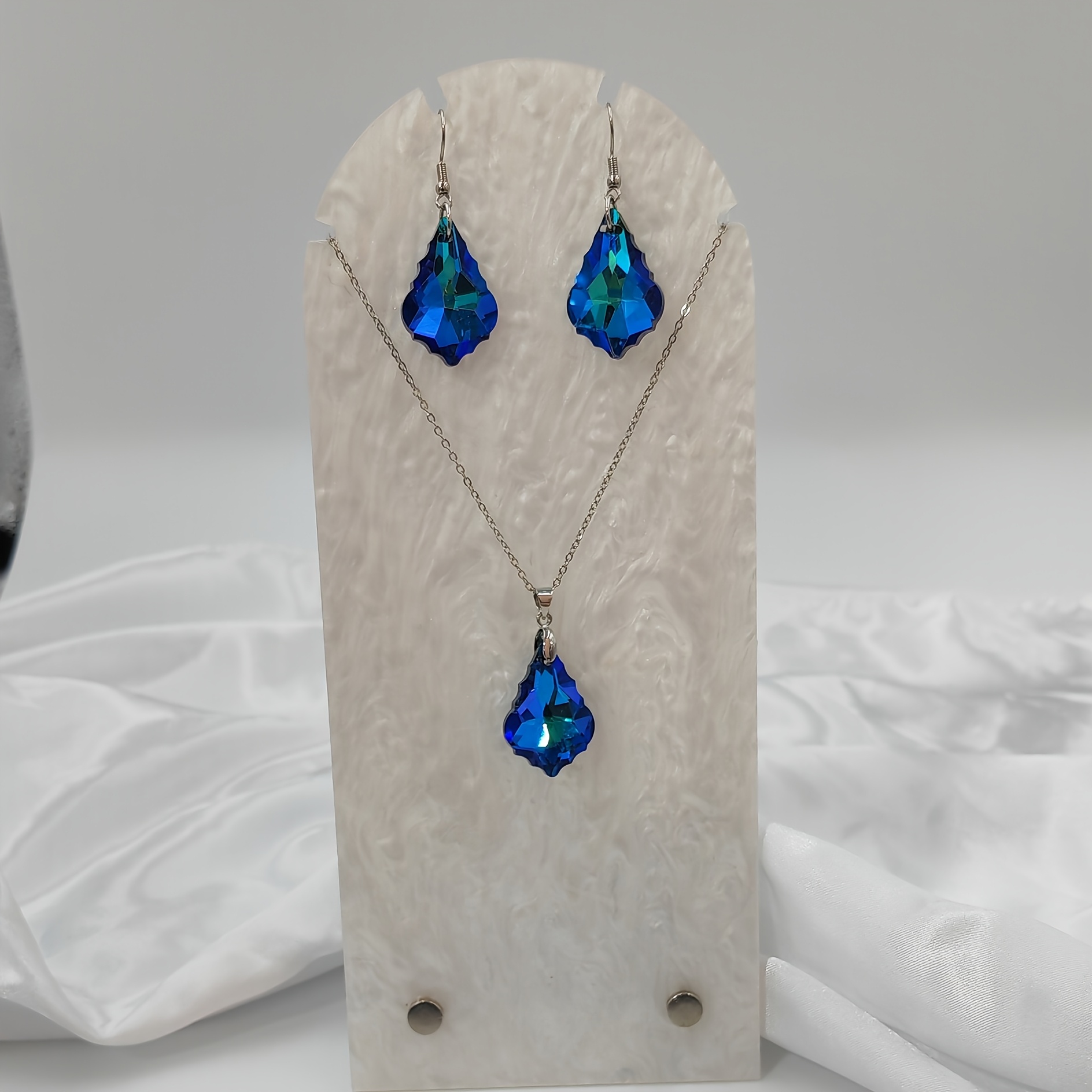 E-shop Stilvolles Boho-Set mit Gravierten Facettierten Glasperlen Ohrringen und Halskette