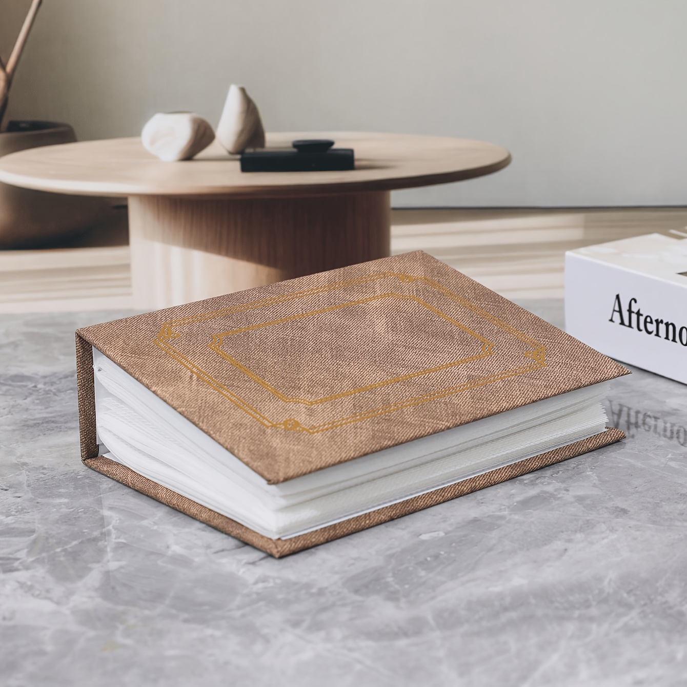 1pz album libro in tessuto distressed, con texture marrone e motivo cornice con stampa , un libro antico realistico, tasche trasparenti per inserire foto, biglietti o piccole carte Dettagli dell'articolo 0