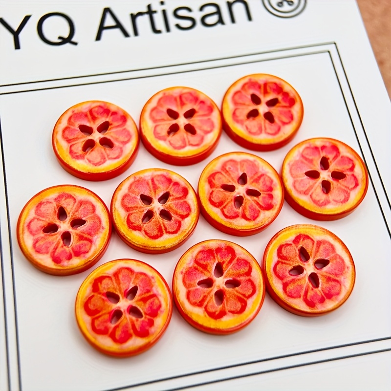 E-shop Set mit 10 bezaubernden orangefarbenen Scheibenknöpfen, Größe 15 mm, mit doppeltem Lochdesign. Diese runden, charmanten Knöpfe sind aus Harz
